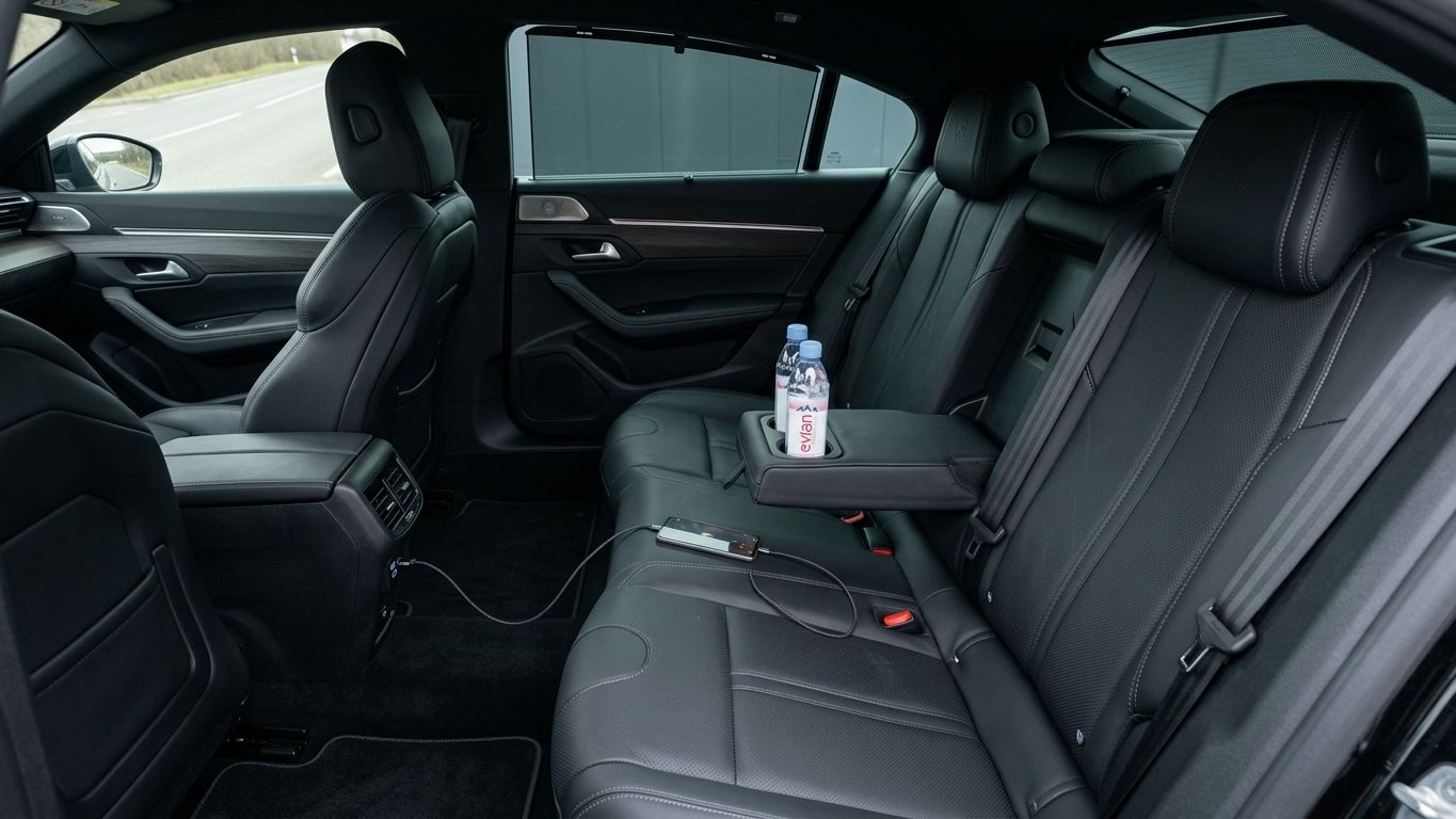 Interieur confortable d'une berline de taxi longue distance
